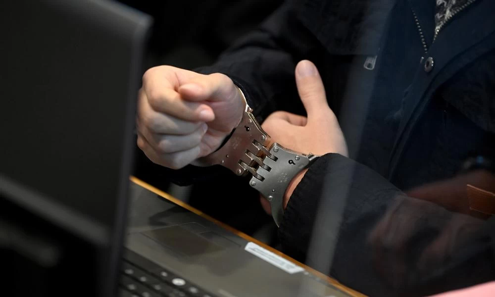 Σοκάρουν τα μηνύματα που έστελνε ο δάσκαλος: «Θα γίνω το αγόρι σου και θα σου τα μάθω όλα»